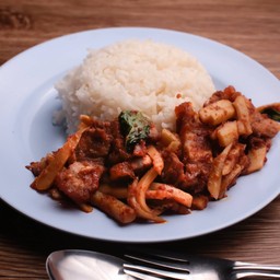 ผัดพริกแกงราดข้าว