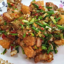 หมูกรอบผัดพริกเกลือ ราดข้าว