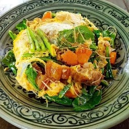 ผัดซีอิ้วหมี่ขาว-หมูกรอบ