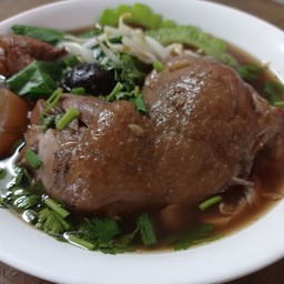 ก๋วยเตี๋ยวไก่ตุ๋นลานทอง