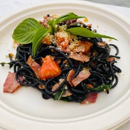 สปาเก็ตตี้หมึกดำผัดเบคอน