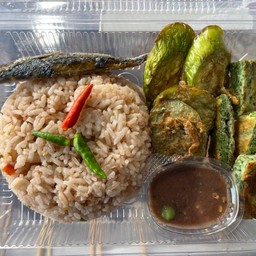 ข้างคลุกน้ำพริกกะปิผักทอด