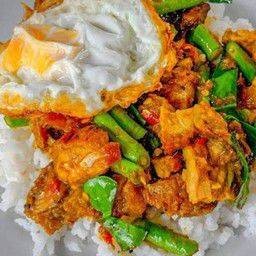 ข้าวผัดพริกแกงหมู+ใข่ดาว