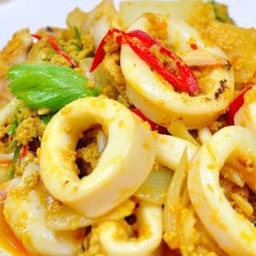 หมึกผัดผงกะหรี่ ราดข้าว