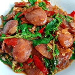 กะเพรากุนเชียงหมูสับราดข้าว