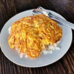 Rusna ข้าวไข่เจียว ลูกชิ้นปลา ข้าวผัด  ทรงเครื่องฟรี!!!( halal ) ฮาลาล