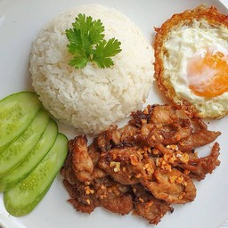 ข้าวไก่ทอดกระเทียมพริกไท+ใข่ดาว
