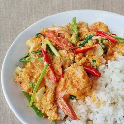 กุ้งผัดผงกระหรี่ ราดข้าว