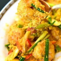 กุ้งผัดผงกระหรี่ เป็นกับ