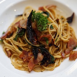 วีแกนสปาเก็ตตี้ผัดพริกแห้งเบคอน