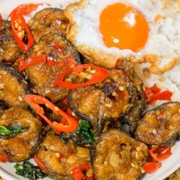 กะเพราปลาดุกราดข้าว