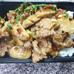 ข้าวกะเพราเนื้อชิ้น