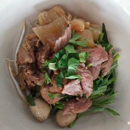 หมูรวม(หมูตุ๋น+หมูสด+ลูกชิ้น)