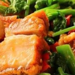 (กับข้าว) คะน้าหมูกรอบ