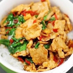 ข้าวราดกะเพราหมูชิ้น (ไม่แถมไข่ดาว)