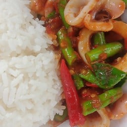 ข้าวผัดพริกแกงปลาหมึก