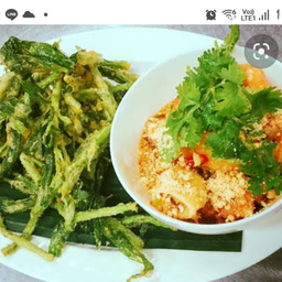 ยำผักบุ้งกรอบกุ้งสด