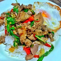 กะเพราเครื่องในไก่