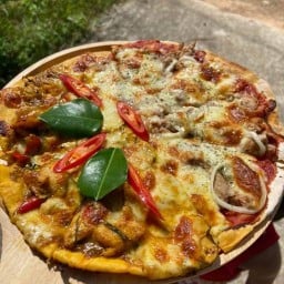 Nice and Easy Restaurants/Thai & western food- pizza Pasta Spaghetti Vegetarian Homemade Halal Foods
