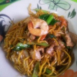 ผัดซีอิ้วเส้นเหลืองรวมมิตร