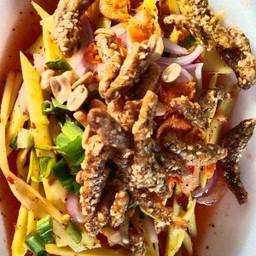 ยำมะม่วงปลากรอบ