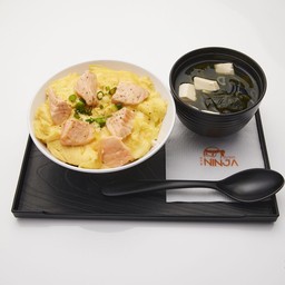 ข้าวหน้าไข่ข้นชีสแซลมอน