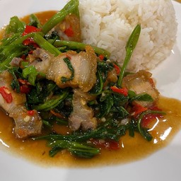 ผัดผักบุ้งหมูกรอบ ราดข้าว