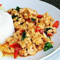 กะเพราไก่ชิ้น-ราดข้าว