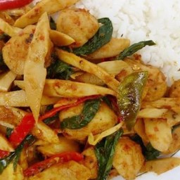 ผัดพริกแกงไก่หน่อไม้ราดข้าว