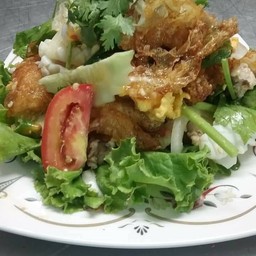 ยำไข่ดาว กุ้ง หมึก หมูสับ