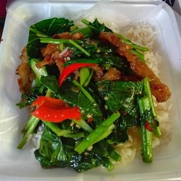 คะน้าหมูกรอบราดข้าว