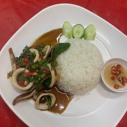 กะเพาปลาหมึกราดข้าว