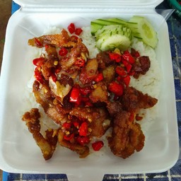 หมูกรอบทอดกระเทียมราดข้าว