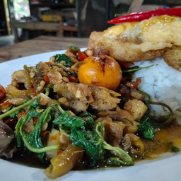 กระเพราไก่หุบบอนราดข้าว