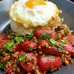 ข้าวกะเพราใส้กรอกแดงในตำนาน