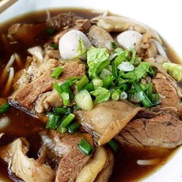 ก๋วยเตี๋ยวหมูตุ๋นเอ็นแก้วลูกชิ้น