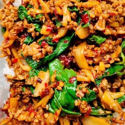 ผัดกระเพราหมูใส่หน่อไม้(ราดข้าว)