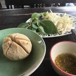 ลูกชิ้นยักษ์ ลูกละ 15 บาท