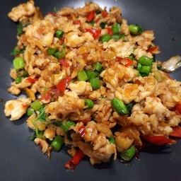 กระเพราไก่ราดข้าว