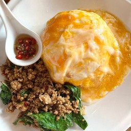 ข้าวกะเพราเนื้อโคขุนไข่นุ่ม