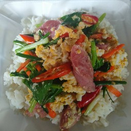 แหนมผัดไข่ราดข้าว