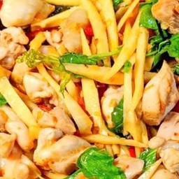 ผัดกระเพราไก่ใส่หน่อไม้(ราดข้าว)