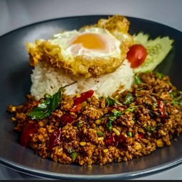 ข้าวกะเพราเนื้อโคขุนสับ