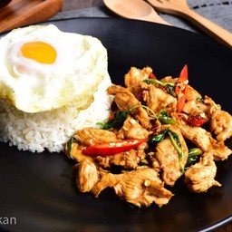ข้าวกะเพราไก่ชิ้น