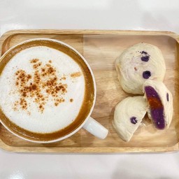 คาปูชิโน่ร้อน+ขนมเปี๊ยะไส้ถั่วไข่เค็ม 75บาท