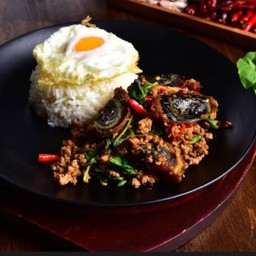 ข้าวกะเพราหมูสับไข่เยี่ยวม้า