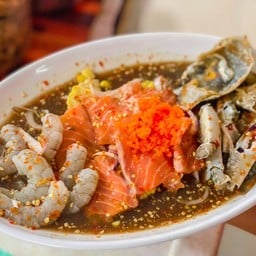 ยำแซลมอนปูม้ากุ้งสด