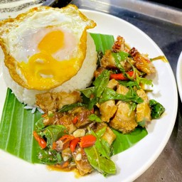 ข้าวกระเพราหมูกรอบกินอร้อย อร่อยลงตัว