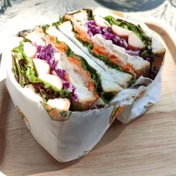 แซนวิชทูน่า ไข่ดาว ไส้กรอก