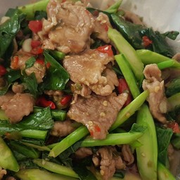 ผัดคะน้าหมูชิ้นใส่พริกราดข้าว